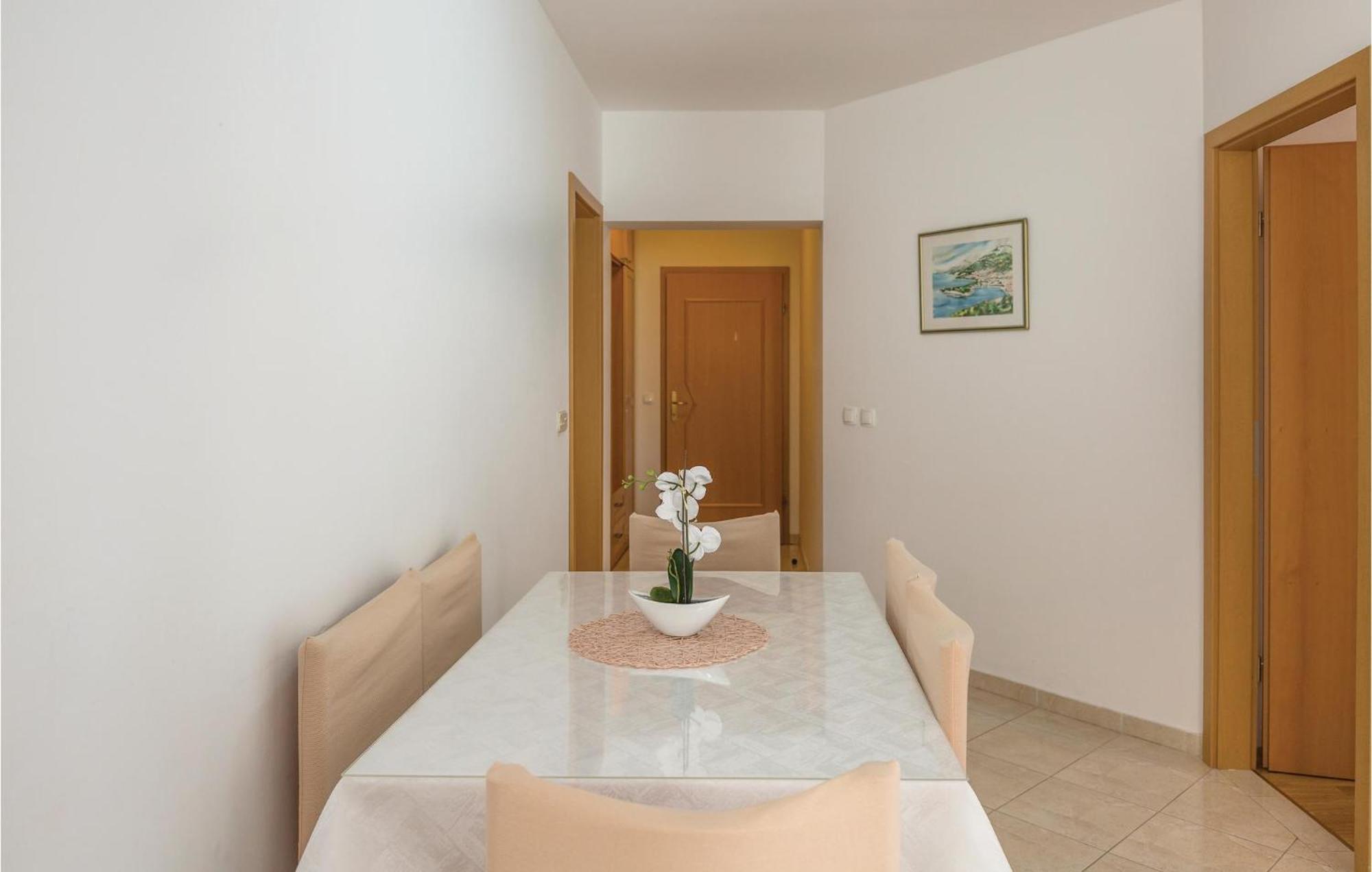 2 Bedroom Awesome In Apartment *
