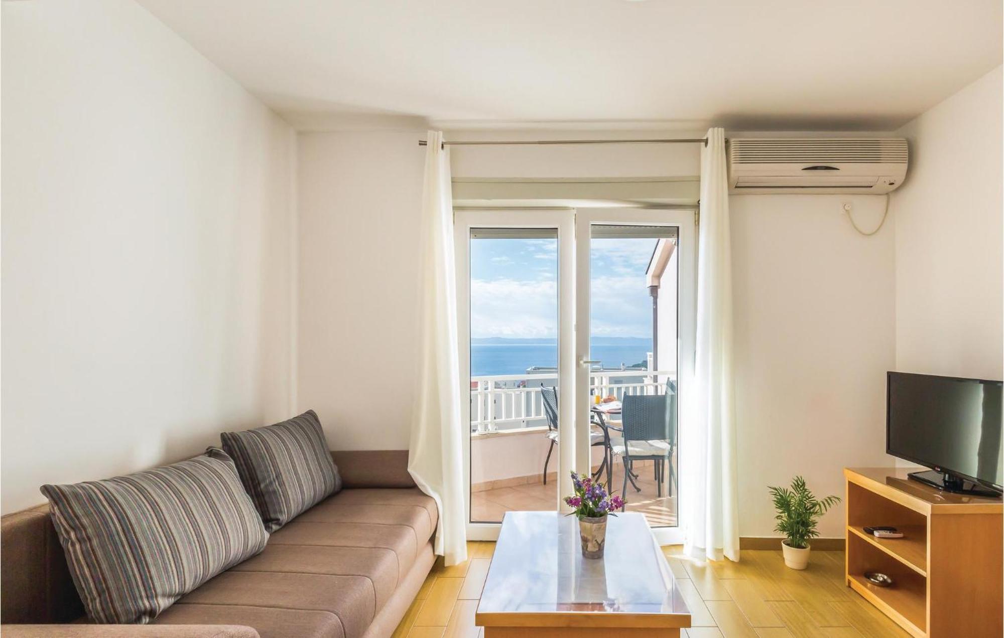 2 Bedroom Awesome In Apartment Makarska