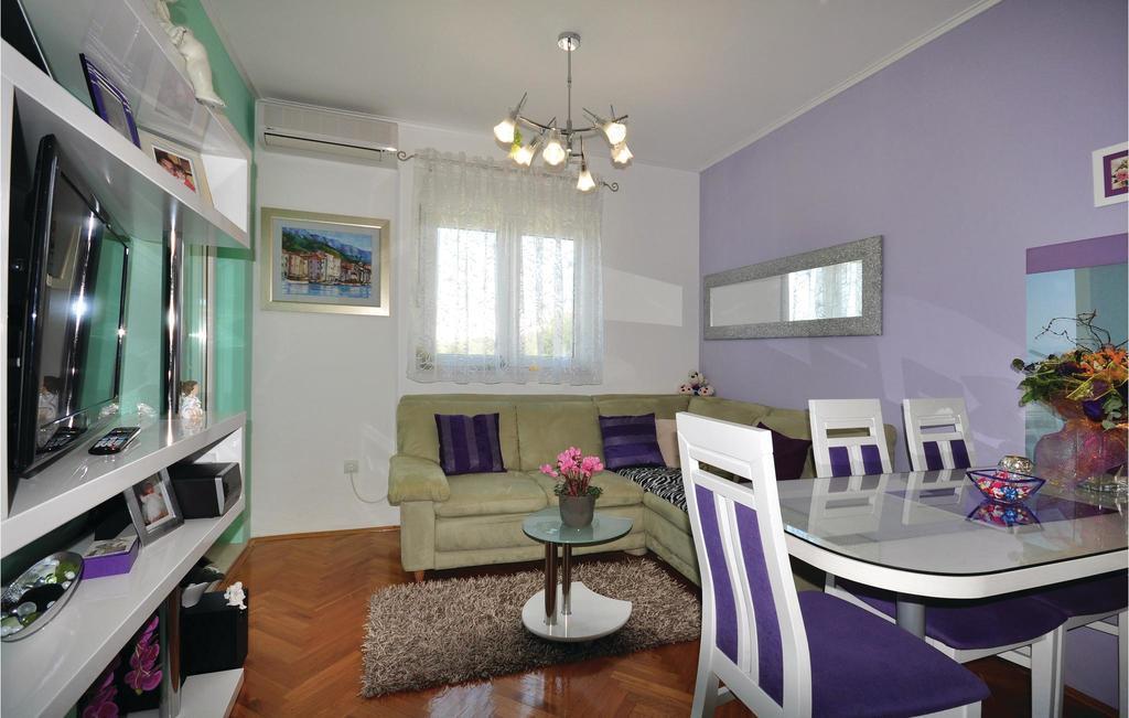 2 Bedroom Awesome In Apartment