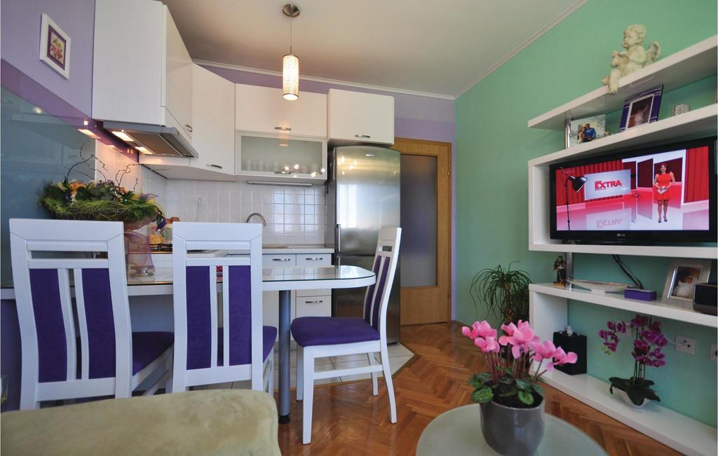 2 Bedroom Awesome In Apartment *